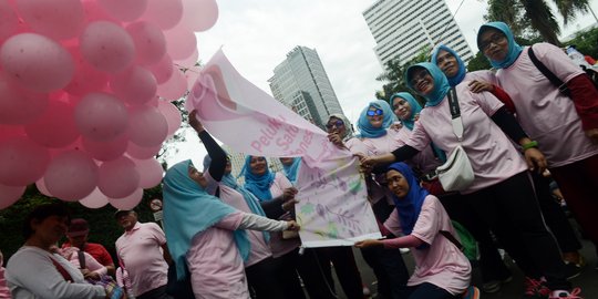 Ibu-Ibu Gelar Aksi Peluk Ibu Satu Indonesia di Area CFD