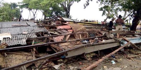 Ratusan Korban Tsunami di Lampung Selatan Masih Bertahan di Ketinggian
