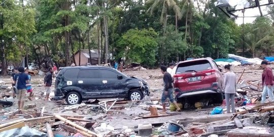 Petugas Evakuasi 12 Mahasiswa Korban Tsunami yang Terjebak di Pulau Legundi
