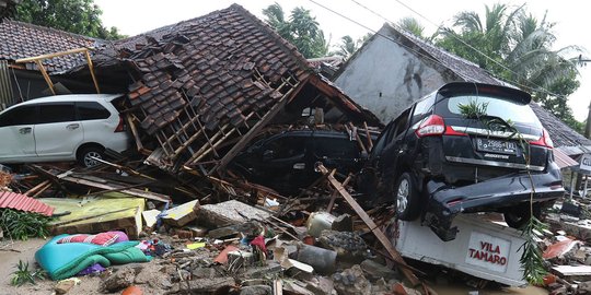 Tsunami Banten Hancurkan Puluhan Rumah dan Mobil di Kawasan Anyer