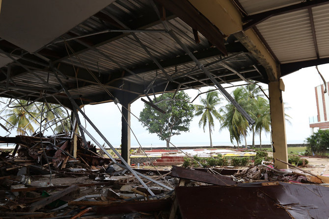 ratusan penginapan di carita hancur terkena tsunami
