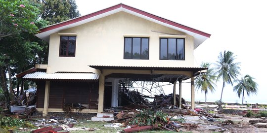 Ratusan Penginapan di Pantai Carita Hancur Terkena Tsunami Banten