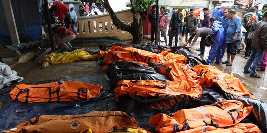 Puluhan Jenazah Korban Tsunami Banten Dikumpulkan di UPT Puskesmas Carita