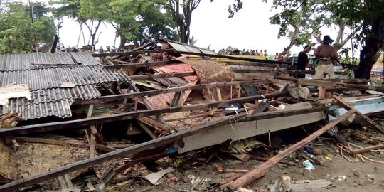 Takut Tsunami, Warga Pesisir Pantai Pandeglang Tak Berani Pulang ke Rumah