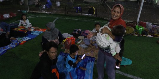 Korban Tsunami Banten Mengungsi di Lapangan Futsal