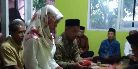 Pasangan Ini Lanjutkan Pernikahan Meski Rumah Hancur Diterjang Tsunami Banten