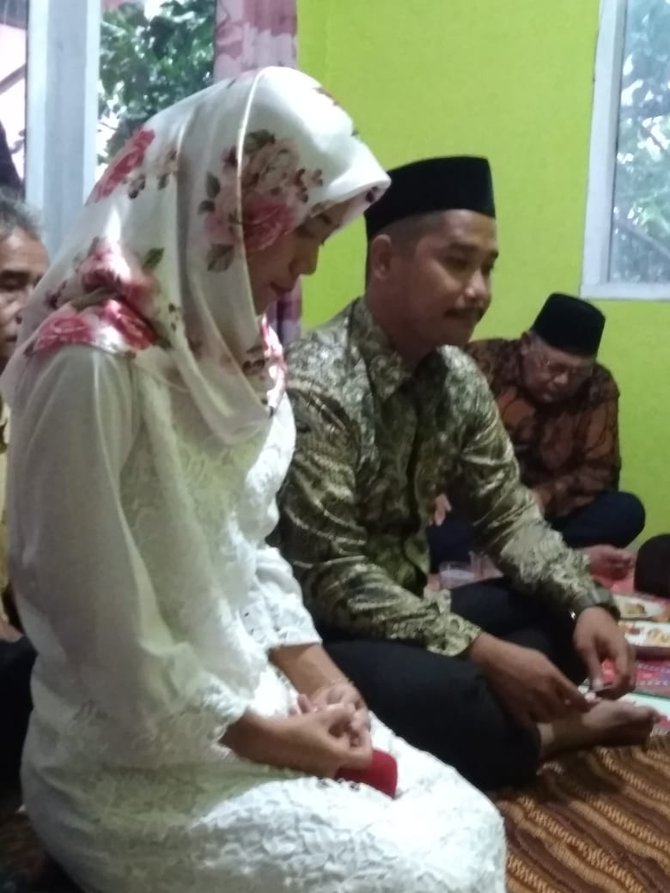 pengantin lanjutkan pernikahan meski tsunami