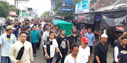 Korban Tsunami Banten, Pemakaman Bani Seventeen Dihadiri Eross Candra dan Soekamti