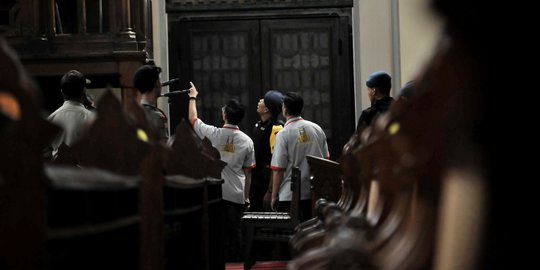 Sterilisasi Gereja Katedral Menjelang Misa Natal