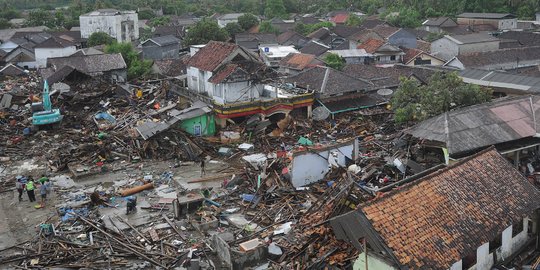 303 Personel Brimob Sisir Wilayah Terisolir Bencana Tsunami di Banten