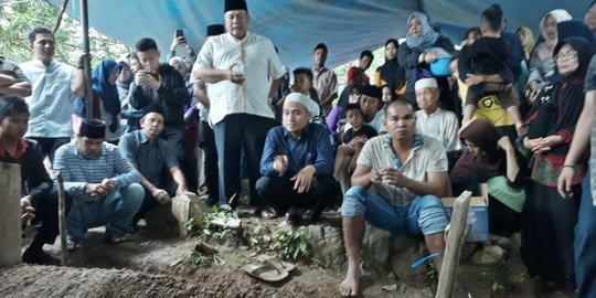 Isak Tangis Keluarga Iringi Pemakaman Istri Ade Jigo di Lahat