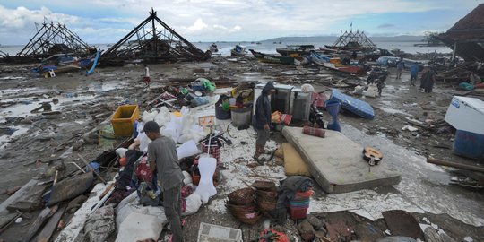 Korban Tsunami Selamat Usai Terapung 7 Jam Menggunakan Alat Band Seventeen