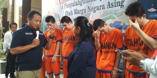 Kendalikan Judi Online di Surabaya, 7 WN China Diringkus di Perumahan Mewah