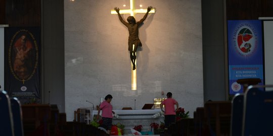 Persiapan Misa Natal di Gereja Santa Anna