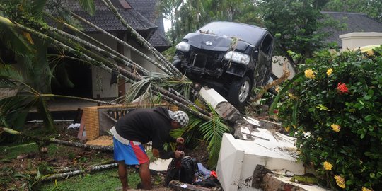 2 Jam Mencari, Korban Tsunami Banten Temukan Mobilnya Tersangkut di Pohon