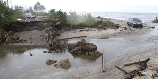 Jembatan Runtuh Dihantam Tsunami, Jalur Alternatif di Kawasan Sumur Terputus