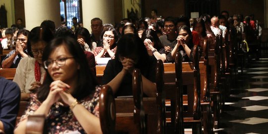 Kekhusyukan Umat Katolik Jalankan Misa Malam Natal di Gereja Katedral