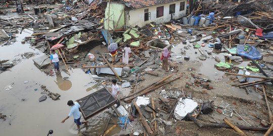 TNI Evakuasi Korban Tsunami Banten Mengapung di Laut