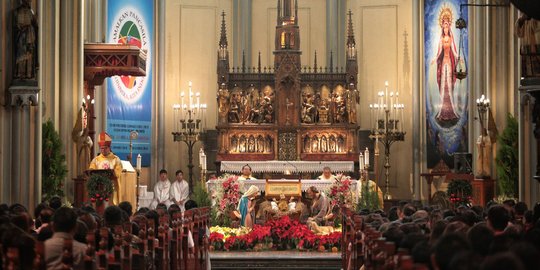 Hari Natal  Jemaat Gereja  Katedral Jakarta Doakan Korban 