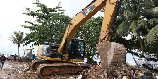 Alat Berat Bersihkan Puing Bangunan Terdampak Tsunami di Carita