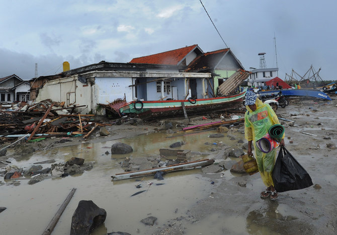 warga kampung sumur pesisir kembali ke rumah