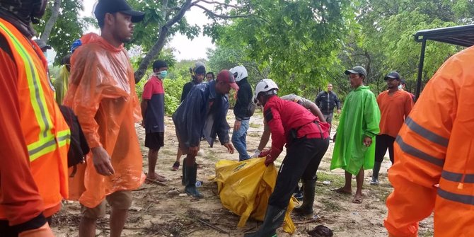 Image result for Relawan Temukan Jasad Nelayan Korban Tsunami di Tanjung Lesung