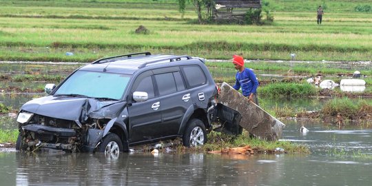 Hari Ketiga Pascatsunami, Warga Cari Barang-Barang yang Terdampar Hingga ke Sawah