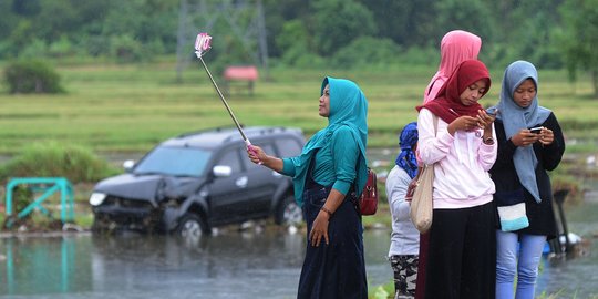 Kawasan Terdampak Tsunami di Carita Jadi Ajang Selfie