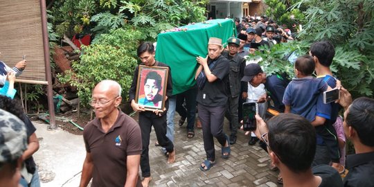 Isak Tangis Iringi Jenazah Andi 'Seventeen' ke Tempat Istirahat Terakhir