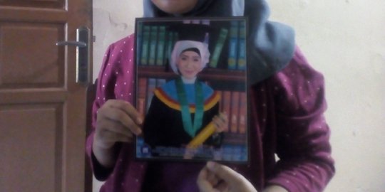 Karyawan PLN Dimakamkan di Liang Lahat yang Disiapkan untuk Ibunya