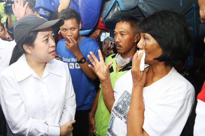 menko puan salurkan bantuan untuk korban tsunami di lampung