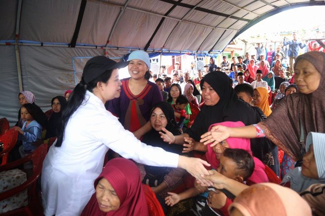 menko puan salurkan bantuan untuk korban tsunami di lampung