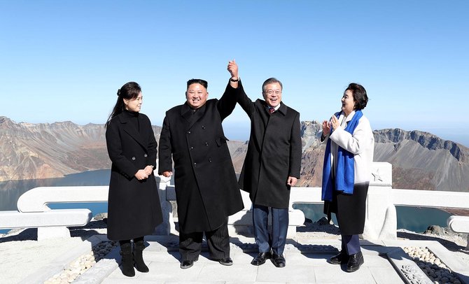 moon jae in jalan jalan ke gunung vulkanik korut