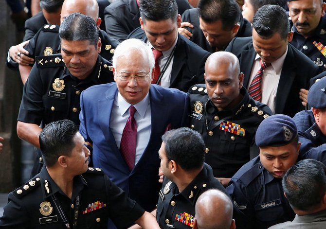 najib razak jalani sidang dakwaan