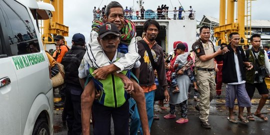 Kapal Ferry Bantu Evakuasi Ribuan Pengungsi Tsunami dari Pulau Sebesi