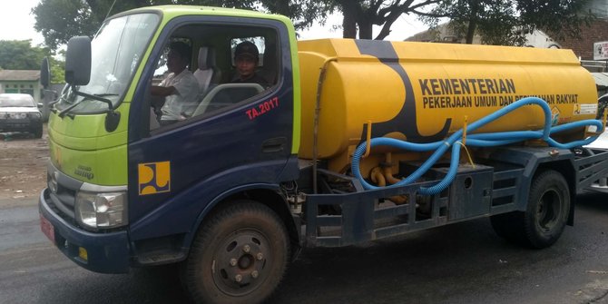 PUPR Distribusikan 4.000 Liter Air Bersih ke Pengungsian Tsunami Banten