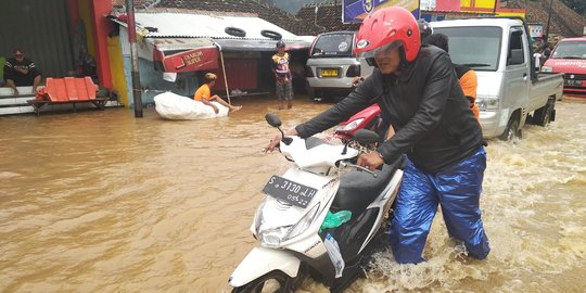 Banjir Setinggi 1,5 Meter, Jalan Labuan-Carita Terputus