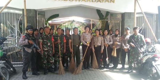 Usai Amankan Misa Natal, Polisi dan TNI di Solo Bersih-bersih Gereja