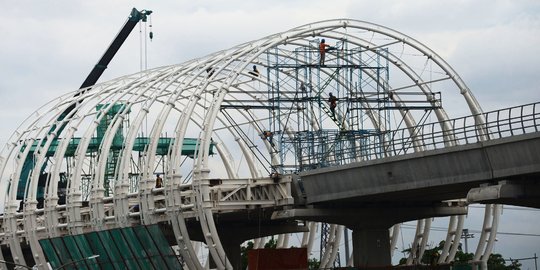Meninjau Progres Pembangunan Halte LRT di Jakarta
