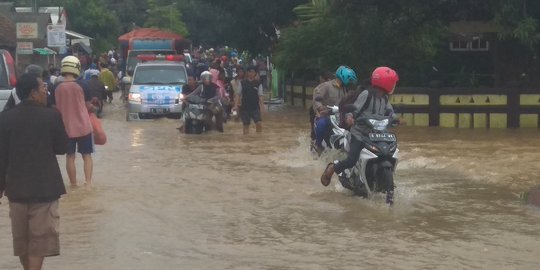 Banjir di Labuan Bikin Macet Sejauh 3 Km, Polisi Berlakukan Sistem 1 Arah