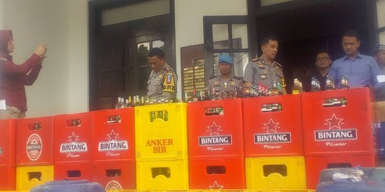 Jelang Tahun Baru, 5.700 Botol Miras Ilegal di Bandung Dimusnahkan