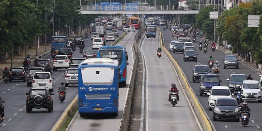 Aksi Buruk Pemotor Terobos Jalur Transjakarta