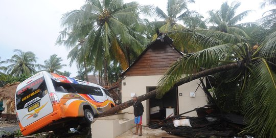 Kesaksian Nelayan di Lampung Lihat Gelombang Tsunami Tutup Tiang listrik