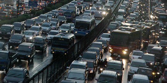 Malam Ini Diprediksi Puncak Arus Mudik Libur Tahun Baru di Tol Cikampek