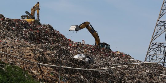 Sampah di TPA Cipayung Depok Capai 20 Meter