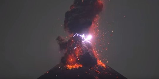 Mengapa saat Gunung Anak Krakatau Meletus Muncul Petir?
