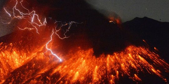 Mengapa saat Gunung Anak Krakatau Meletus Muncul Petir?