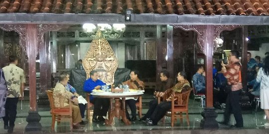 prabowo makan nasi goreng bersama rev3