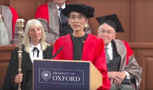 aung san suu kyi saat menerima penghargaan dari universitas oxford inggris