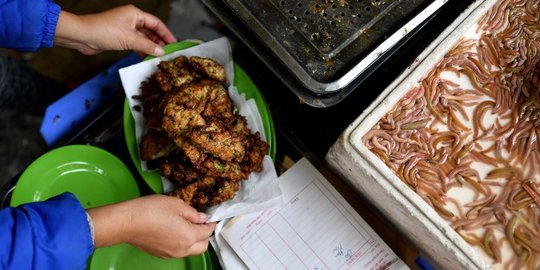 Mencicipi Kuliner Cacing Goreng yang Jadi Favorit di Vietnam